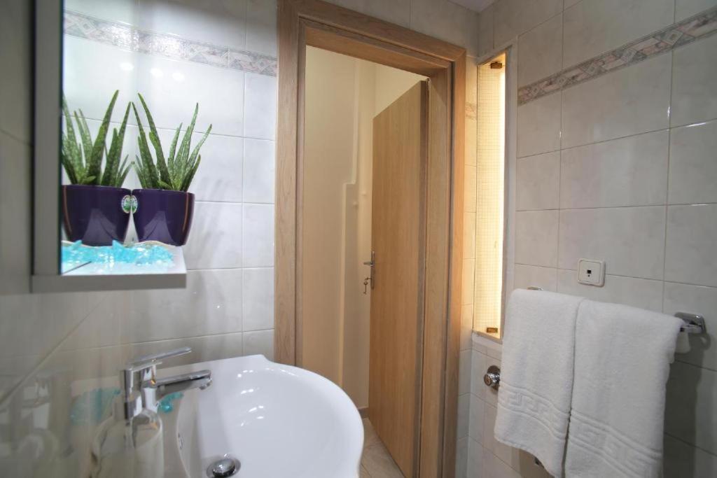 Stylish Modern Apartment, Nilie Hospitality Mgmt Солун Екстериор снимка